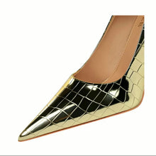 Carregar imagem no visualizador da galeria, Scarpin Verniz Salto Fino 8cm