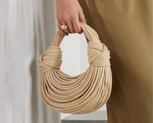 Carregar imagem no visualizador da galeria, Bolsa Metálica Jade com Alça de Nó